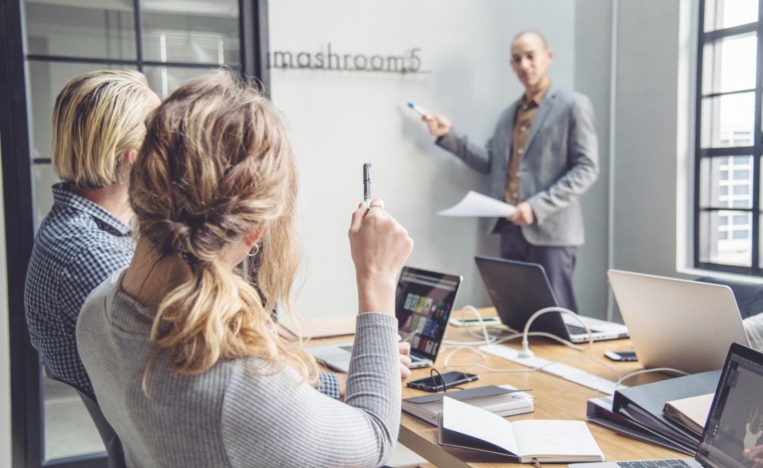 Equipo de profesionales trabajando en análisis financiero