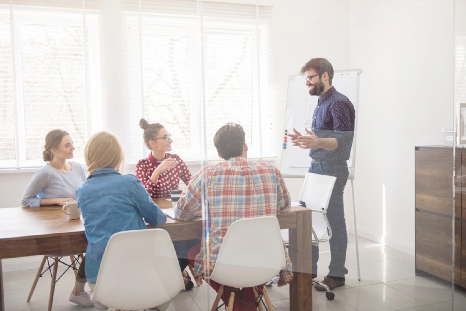 Estudiantes trabajando en análisis de datos financieros