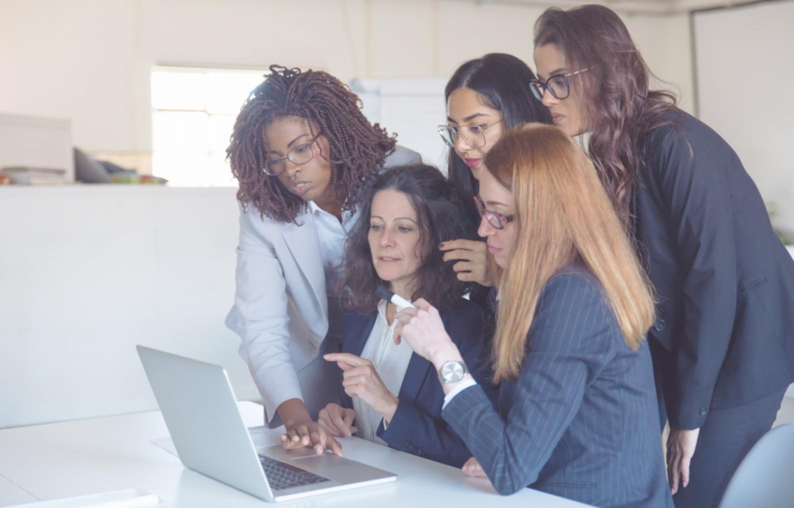 Profesionales analizando métricas financieras en una oficina moderna